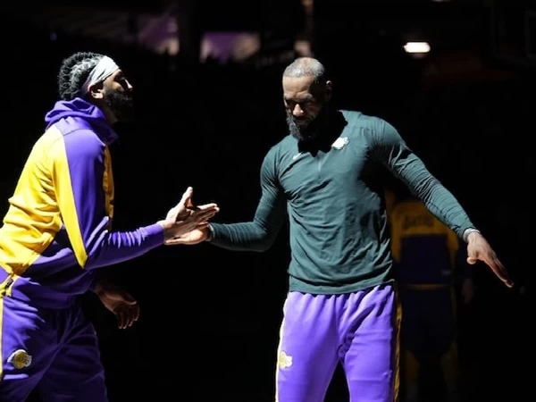 LeBron James saat ia melampaui Michael Jordan untuk perolehan 30 poin terbanyak dalam sejarah NBA