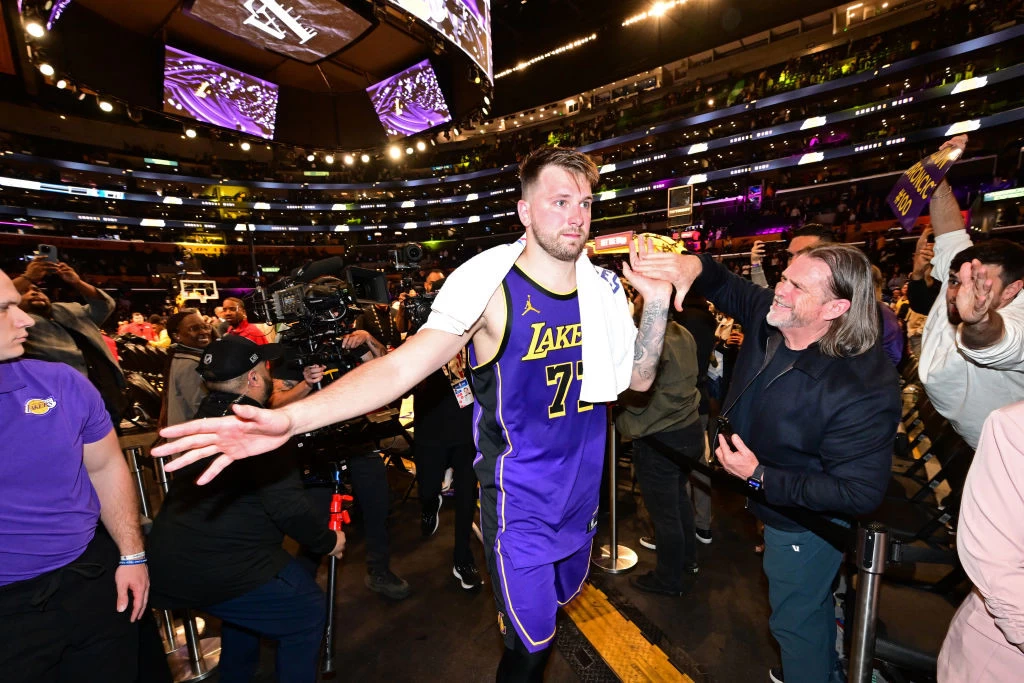 Ucapan Terima Kasih Penggemar Lakers kepada Nico Harrison