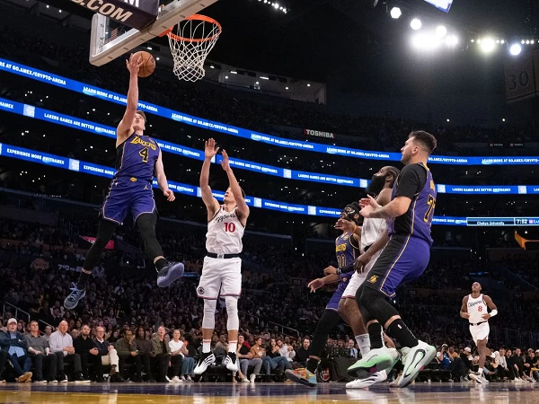 Los Angeles Lakers berhasil memenangi duel melawan rival sekotanya yakni Los Angeles Clippers, Jumat (28/2) waktu setempat. Lakers mengungguli Clippers dengan skor tipis 106-102.