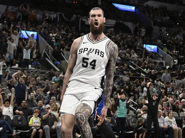 Sandro Mamukelashvili mencetak poin tertinggi sepanjang kariernya, 34 poin, 21 di antaranya di kuarter keempat yang menggembirakan, saat tuan rumah San Antonio Spurs mengalahkan New York Knicks yang memulai dengan lambat 120-105 pada hari Rabu