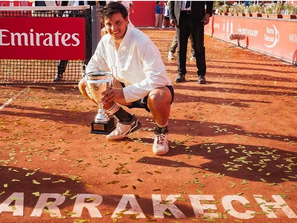 Dengan gelar turnamen ATP yang dipertaruhkan, Luciano Darderi berjuang ekstra keras di final Grand Prix Hassan II, Marrakesh musim 2025.
