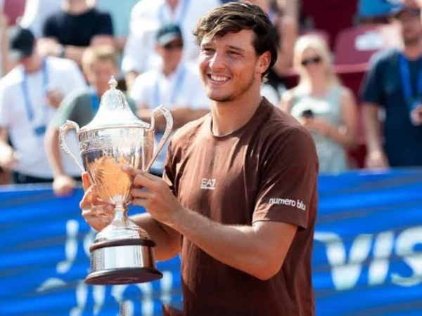 Pertahankan Rekor Sempurna Di Final, Luciano Darderi Jadi Kampiun Di Bastad