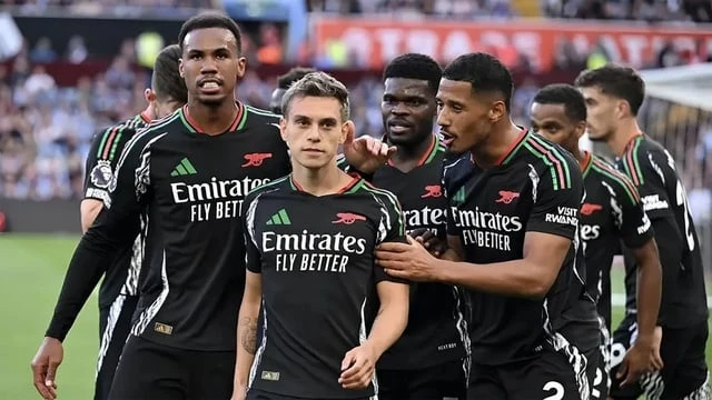 Momen Bahagia Pemain Arsenal Angkat Trofi Pramusim di Singapura