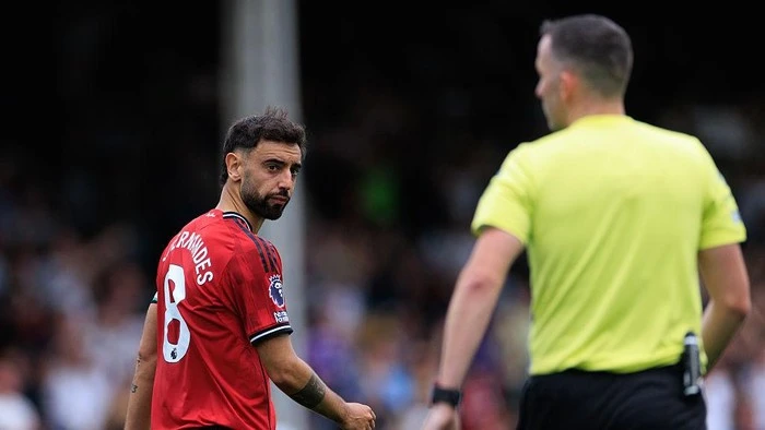 Mantan Wasit FIFA Komentari Kegagalan Penalti Fernandes, Harusnya....